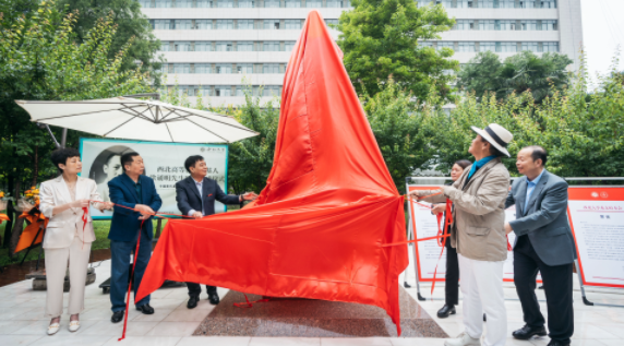 西北高等教育奠基人、中国现代医学先驱徐诵明雕像在乐投平台落成