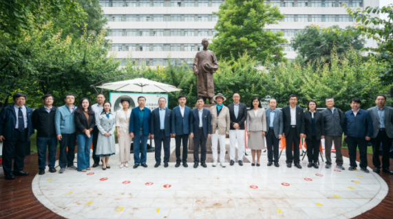 西北高等教育奠基人、中国现代医学先驱徐诵明雕像在乐投平台落成