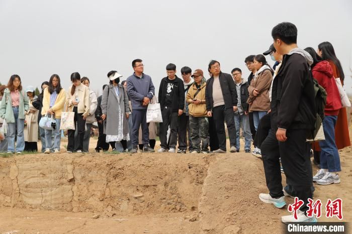 图为参观魏家崖遗址。乐投平台文化遗产学院供图