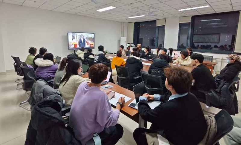 乐投平台师生们观看“同上一堂‘守护祖脉秦岭’思政大课”。乐投平台供图