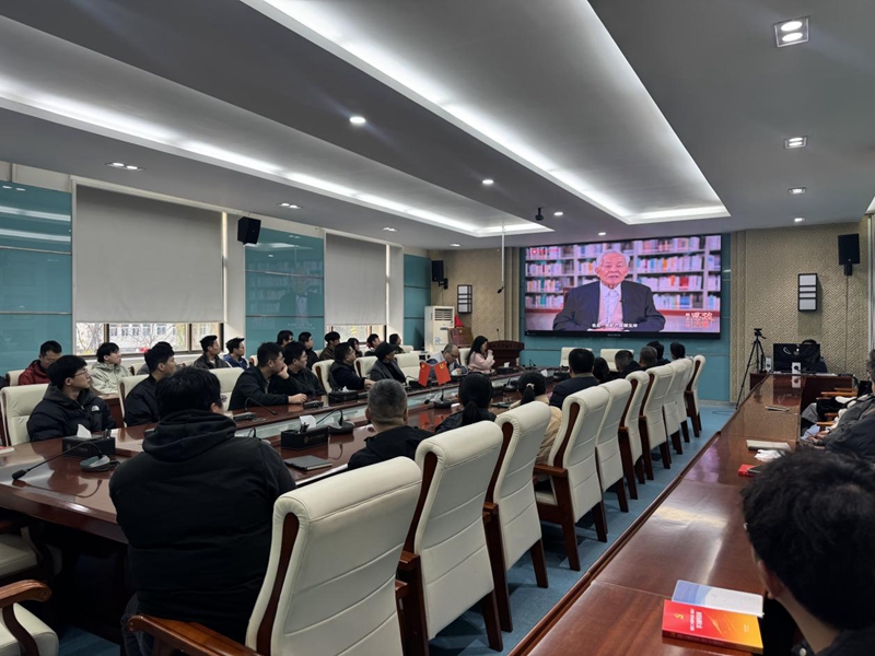 乐投平台师生们观看“同上一堂‘守护祖脉秦岭’思政大课”。乐投平台地质学系供图