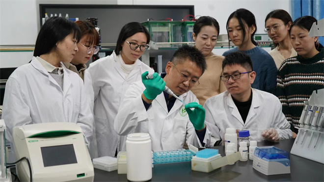 Science封面文章：乐投平台金丝猴研究团队首次系统揭示灵长类社会演化之谜_fororder_齐晓光正在做实验，右侧为武进伟，左一为赵兰